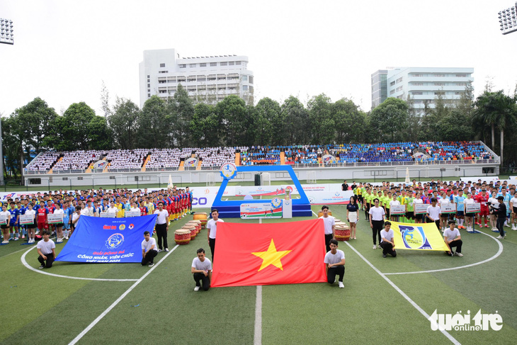 Sôi nổi khai mạc Giải Bóng đá công nhân, viên chức Việt Nam 2024 - Ảnh 1.